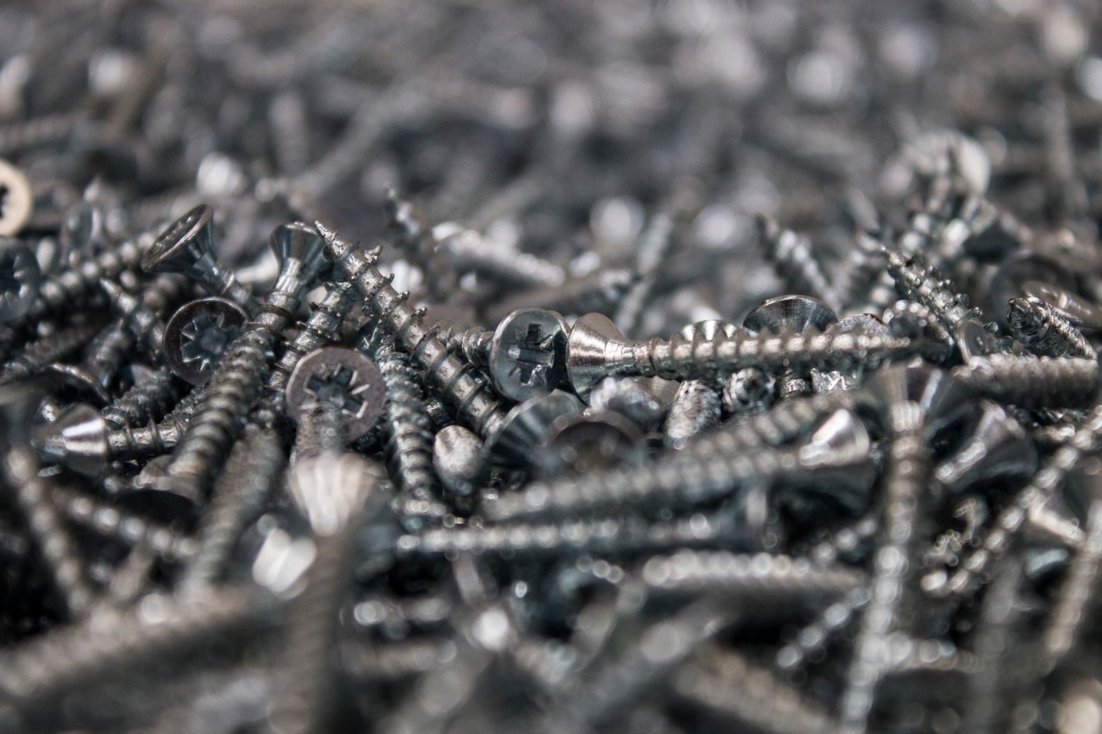 Güçlü montajlar için vida, dübel, ankraj ve bağlantı elemanları